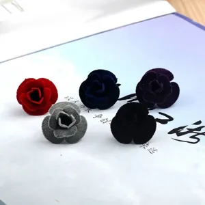 Vue détaillée de cinq épinglettes de roses en velours multicolores pour accessoires de costume