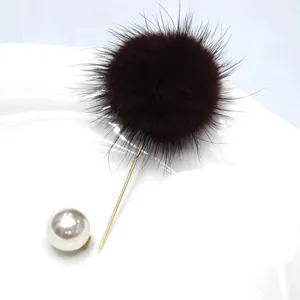 Eleganter burgunderfarbener Nerzpelz-Broschen-Pompon mit weißem Perlendetail auf Nadel