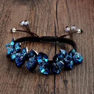 Detailansicht eines handgefertigten gewebten Armbands mit blauen geometrischen Kristallen