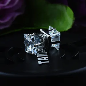 Nahaufnahme von quadratischen Zirkonia-Magnetohrringen für ungestochene Ohren.