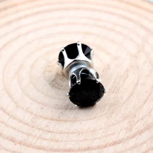 Detailansicht eines schwarzen Zirkon-Ohrrings mit silberner Kronenfassung und Magnet