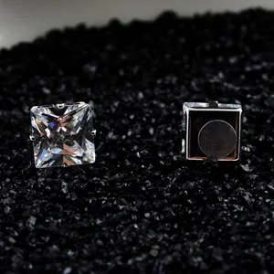 Detaillierte Makroansicht der quadratischen Zirkonia-Magnetohrringe für Ohren ohne Löcher.