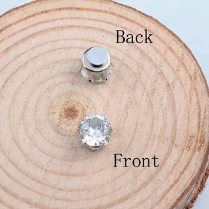Detailansicht der Vorder- und Rückseite von silbernen Magnet-Zirkonia-Ohrsteckern
