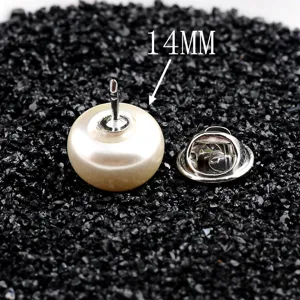 Nahaufnahme einer 14mm Kunstperlen-Brosche mit einem sicheren Metall-Schmetterlingsverschluss