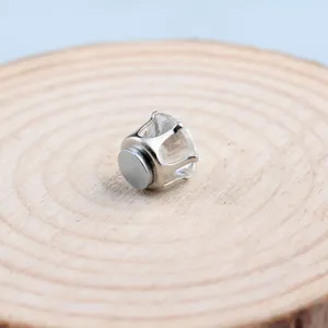 Detaillierte Makroaufnahme eines silbernen Kronen-Magnetohrrings mit Zirkoniastein
