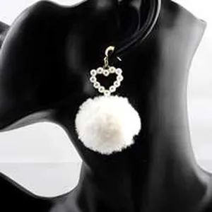 Elegante weiße Nerzpelz-Bommel-Ohrringe mit Perlenherz-Detail für den Winterlook der Damen