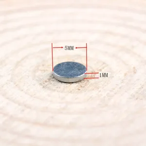 Nahaufnahme einer silbernen Magnetscheibe für Clip-On-Schmuck, 5 mm x 1 mm gross