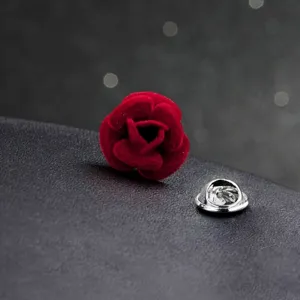 Broche élégante en velours rouge avec rose et fermoir papillon argenté pour costumes