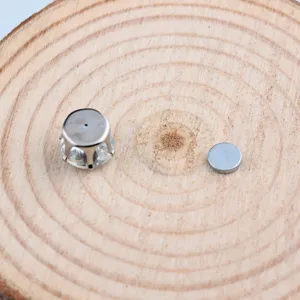 Nahaufnahme der magnetischen Kronen-Ohrstecker mit funkelndem klarem Zirkonia-Stein