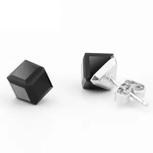 Nahaufnahme minimalistischer schwarzer geometrischer Würfelstecker in Sterlingsilber