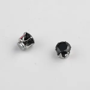 Detailansicht der magnetischen Ohrclips mit schwarzem Zirkonia und silberner Krone für Herren