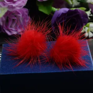 Leuchtend rote Nerzfell-Bommel-Ohrringe für herbstlichen und winterlichen Schmuck