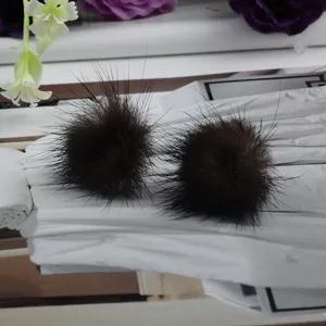 Detailansicht von flauschigen Ohrsteckern aus echtem Nerzfell für Herbst und Winter