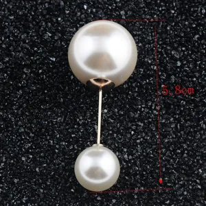 Nahaufnahme einer eleganten Doppel-Perlen-Brosche mit 5,8 cm Länge auf schwarzem Grund.