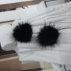 Nahaufnahme von eleganten schwarzen Nerzpelz Pompom Ohrsteckern für den Winter