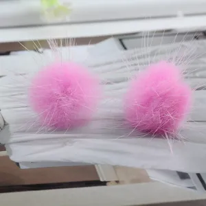 Detailansicht der eleganten weichen rosa Nerzpelz Pom-Pom Ohrstecker für Damen