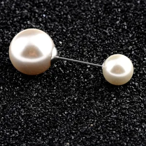 Detailansicht einer minimalistischen Brosche mit zwei Perlen für Cardigans und Schals