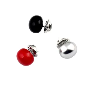 Set aus drei glänzenden Kunstperlen-Kragenadeln in den Farben Schwarz, Rot und Silber.