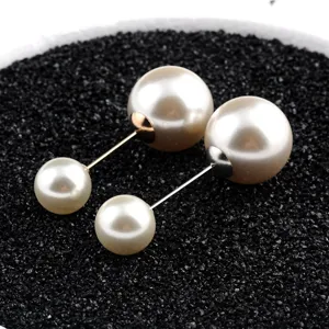 Detailansicht eleganter doppelköpfiger cremefarbener Perlennadeln mit Goldakzenten