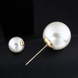Nahaufnahme einer zweiköpfigen weißen Perlnadel mit elegantem goldfarbenem Finish