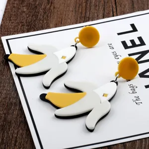 Detailansicht der gelben Bananen-Ohrringe mit hochwertigen weißen Acryl-Akzenten