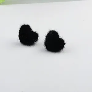 Detailansicht der schwarzen, flauschigen Nerzfell-Herzohrstecker mit weicher Textur