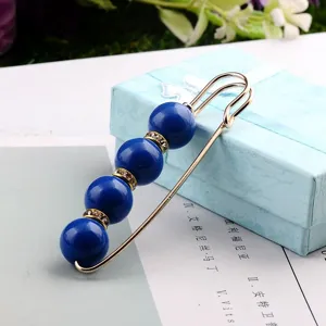 Detailansicht einer eleganten Sicherheitsnadel-Brosche mit blauen Perlen und Kristallen