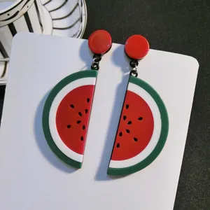 Detaillierte Nahaufnahme von lebhaften roten und grünen Wassermelonen-Ohrringen auf Karte