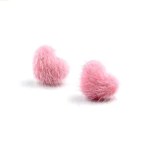 Elegante rosa Nerzpelz-Ohrstecker in Herzform, weiches Winteraccessoire für Damen