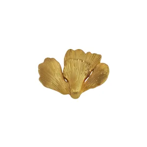 Vista dettagliata della spilla a forma di foglia di ginkgo in metallo dorato