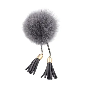 Eleganter grauer Nerzpelz-Pompon-Brosche mit stilvollen Quasten für Wintermäntel und Pullover.