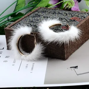 Elegantes pendientes de aro grandes con ribete de piel de visón blanco para moda