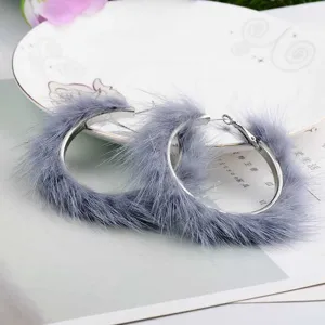 Pendientes de aro grandes envueltos en piel de visón gris para la moda de invierno
