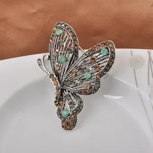 Detailansicht einer eleganten 3D-Schmetterlingsbrosche mit funkelnden bunten Strasssteinen