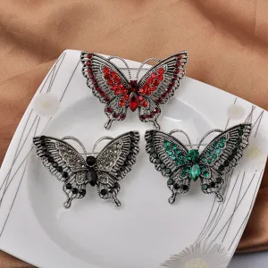 Elegantes Set aus drei farbenfrohen Schmetterlingsbroschen mit glitzernden Straßsteinen.