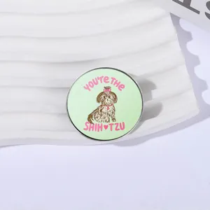 Leuke Shih Tzu hond emaille speld badge met een roze strik en speelse tekst