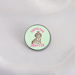 Speelse cartoon Shih Tzu emaille speld met roze You're the Shih Tzu tekst voor hondenliefhebbers