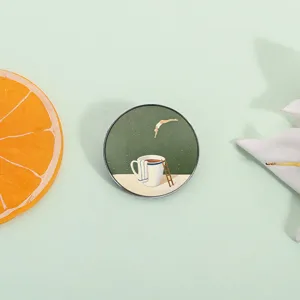 Kreative Illustrations-Brosche mit Taucher in einer Kaffeetasse, sommerliche Anstecknadel