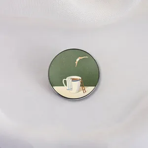 Einzigartige künstlerische Emaille-Anstecknadel mit einem Springer in eine Kaffeetasse