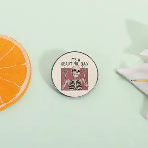 Spilla in smalto con scheletro e citazione 'It's a beautiful day' per look estivi