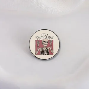Spilla smaltata con scheletro e scritta 'It's a beautiful day' con segno di pace