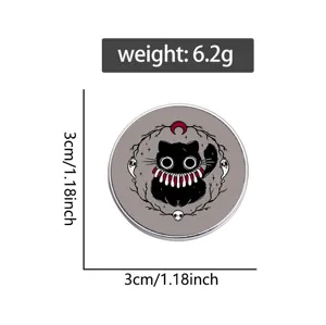 Vista macro dettagliata della spilla gatto nero gotico con dimensioni 3cm e peso 6,2g