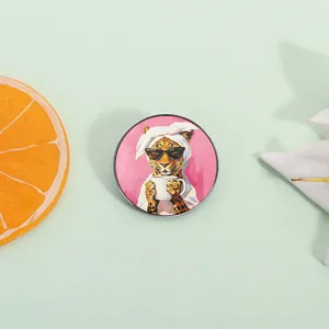Lustiger Leoparden-Ansteckpin mit Sonnenbrille und Kaffeetasse für Sommer-Accessoires.