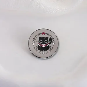Elegante spilla in smalto gatto nero gotico con luna rossa e fantasmi su fondo grigio