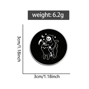 Detailansicht der niedlichen Sensenmann auf schwarzer Katze Emaille Pin, 3cm, 6.2g