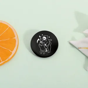 Runde Emaille-Anstecknadel im Gothic-Stil mit weißem Sensenmann-Katzen-Design