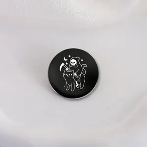 Minimalistischer Emaille-Anstecker Sensenmann auf schwarzer Katze, weißer Stoff