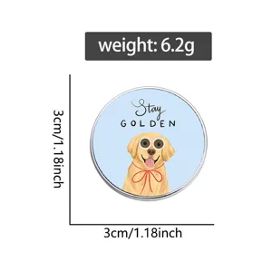 Detail van de ronde speld van 3 cm met Golden Retriever en tekst 'Stay GOLDEN'