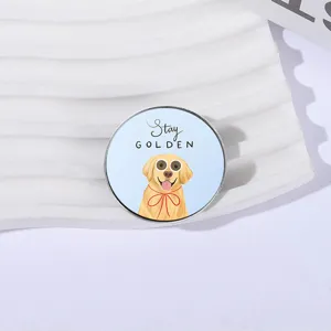 Schattige cartoon Golden Retriever speld met Stay Golden quote voor hondenliefhebbers