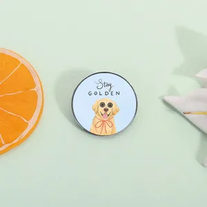 Ronde Golden Retriever badge met Stay Golden citaat en cartoon hond illustratie